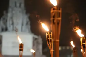 Vairāki simti cilvēku piedalās Lāčplēša dienas lāpu gājienā no Brāļu kapiem