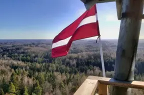 Valsts karogs kā gods Latvijas dabai: 10 skatu torņi apliecina vienotību svētku nedēļā