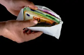 Valsts policija aiztur 16 “naudas mūļus” – telefonkrāpnieku tīklā vervēti arī nepilngadīgie