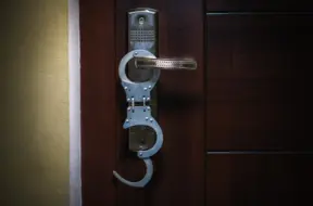 Valsts policija brīdina par jaunu krāpšanas shēmu: krāpnieki izkrāpj iedzīvotājiem dzīvokļus