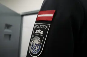 Valsts policija sāk pārbaudi par aizdomīgu priekšmetu pievienošanu ebreju biedrības pārstāvja auto