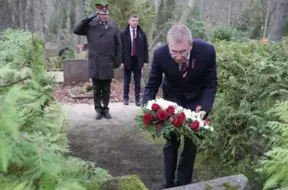 Valsts prezidents Edgars Rinkēvičs Jaundubultu kapos godina Lāčplēša Kara ordeņa kavaliera Roberta Lāča piemiņu