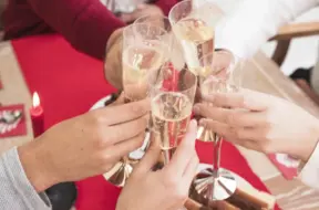 Valsts svētki ar gaismu logā un siltumu sirdī – kā sagaidīt 18. novembri ģimenes un draugu lokā