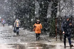 Valsts svētku nedēļu Latvijā sagaidīs nokrišņi; vietām gaidāms sniegs un apledojums