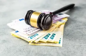 Vecāki tiesā pret pilngadīgiem bērniem: kā Latvijā tiek piedzīti uzturlīdzekļi