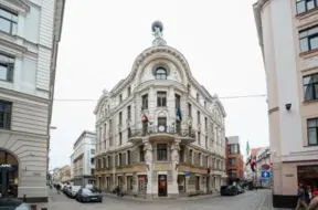 Vecrīgā izsolē nonākusi arhitektūras pērle ar trīs atlantu skulptūru – Teātra ielas 9 nams