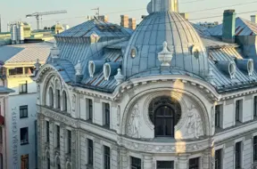 Vecrīgas dārgums pārdots: slavenais nams Teātra ielā 9 izsolīts par 2,72 miljoniem eiro