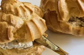 Vēja kūkas ar šprotu pastētes krēmu: drosmīga recepte, kas sola neatstāt vienaldzīgu