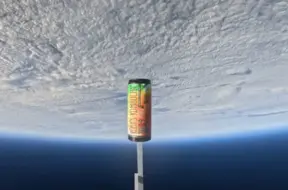 Ventspils studentu ambiciozais projekts: "Rudy's Kombucha" ceļo uz stratosfēru