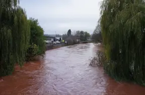 Vētra Klaudija atstāj trīs bojāgājušos Portugālē un izsauc haosu Lielbritānijā