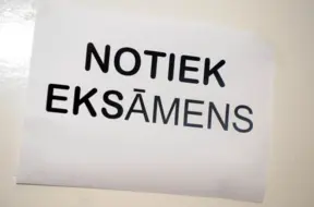 Vidusskolēniem jākārto par vienu augstākā līmeņa centralizēto eksāmenu mazāk