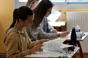 Vidusskolēnus sagaida pārmaiņas: obligāts augstākā līmeņa eksāmens jaunai izglītības kvalitātei