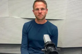 Vidvuds Zviedris aicina uz radošu dialogu: no jumta seguma līdz oša bluķiem Mākslas stacijā "Dubulti"