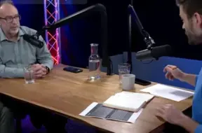 Vikipēdijas dibinātājs Džimijs Veilss dusmās izbrāžas no studijas pēc 48 sekunžu intervijas