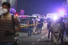 Vismaz astoņi bojāgājušie sprādzienā pie Sarkana forta Ņūdeli