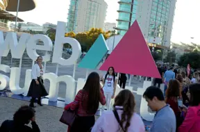 Web Summit Lisabonā 2025: No MI revolūcijas līdz privātajām lidmašīnām un jaunākajām tehnoloģijām