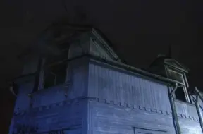 Ziepniekkalna "spoku mājā" izcēlies ugunsgrēks: mantas deg, bet neviena nav