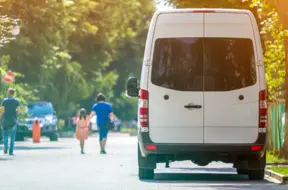 Ziepniekkalnā svešinieks vilinājis deviņgadīgu zēnu iekāpt busiņā; policija meklē aizdomīgo vīrieti
