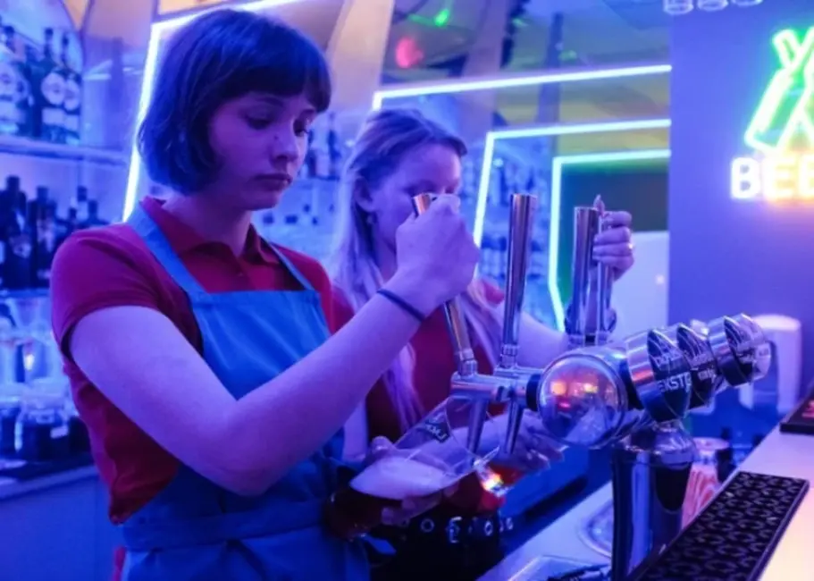 Aizraujoša latviešu laupīšanas komēdija “Visiem vajag naudu” uzsāk filmēšanu: cerības un izaicinājumi