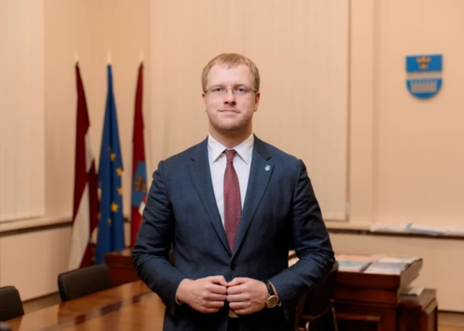Andreja Elksniņa Redzējums: Vai Valdību Veidos Pilsētu Mēri? Ieskats Daugavpils Fenomenā un Decentralizācijas Nākotnē