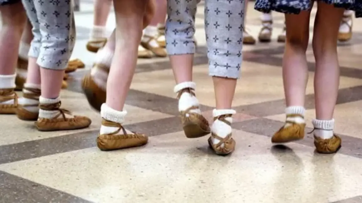 Anglijas deju kopa “Jumītis” lūdz palīdzību: Zēni steidzami nepieciešami dalībai Skolu jaunatnes dziesmu un deju svētkos!