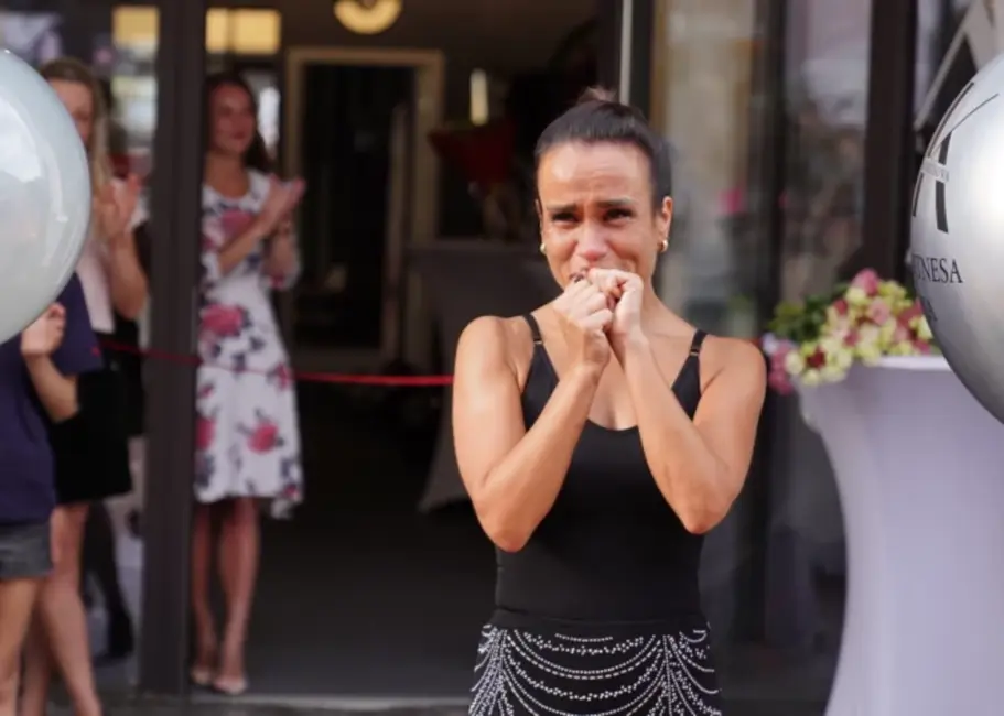 Ar smiekliem un šampanieti atklāta fitnesa treneres Aleksandras Kurusovas batutu studija Jūrmalā