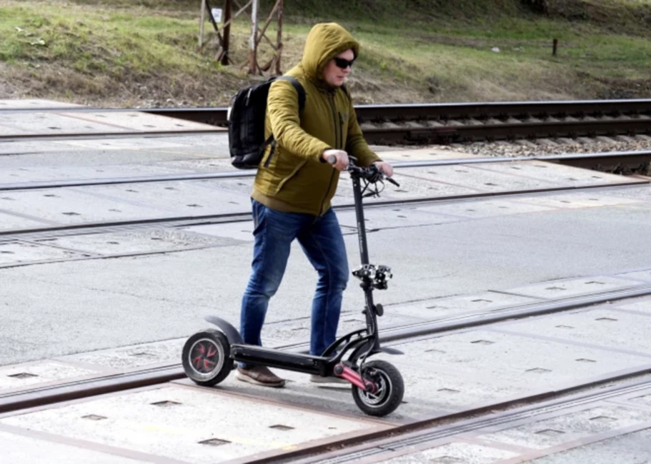 Atbildības Rītausma: Kāpēc Pusmūža Vīrieši Rāda Ceļu Elektroskrejriteņu OCTA Apdrošināšanā Latvijā?