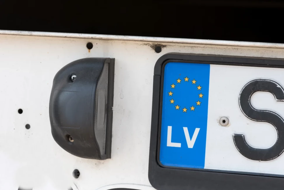 Atrisināta sena problēma: apturot transportlīdzekļa reģistrāciju, numura zīmes vairs nav jānodod CSDD