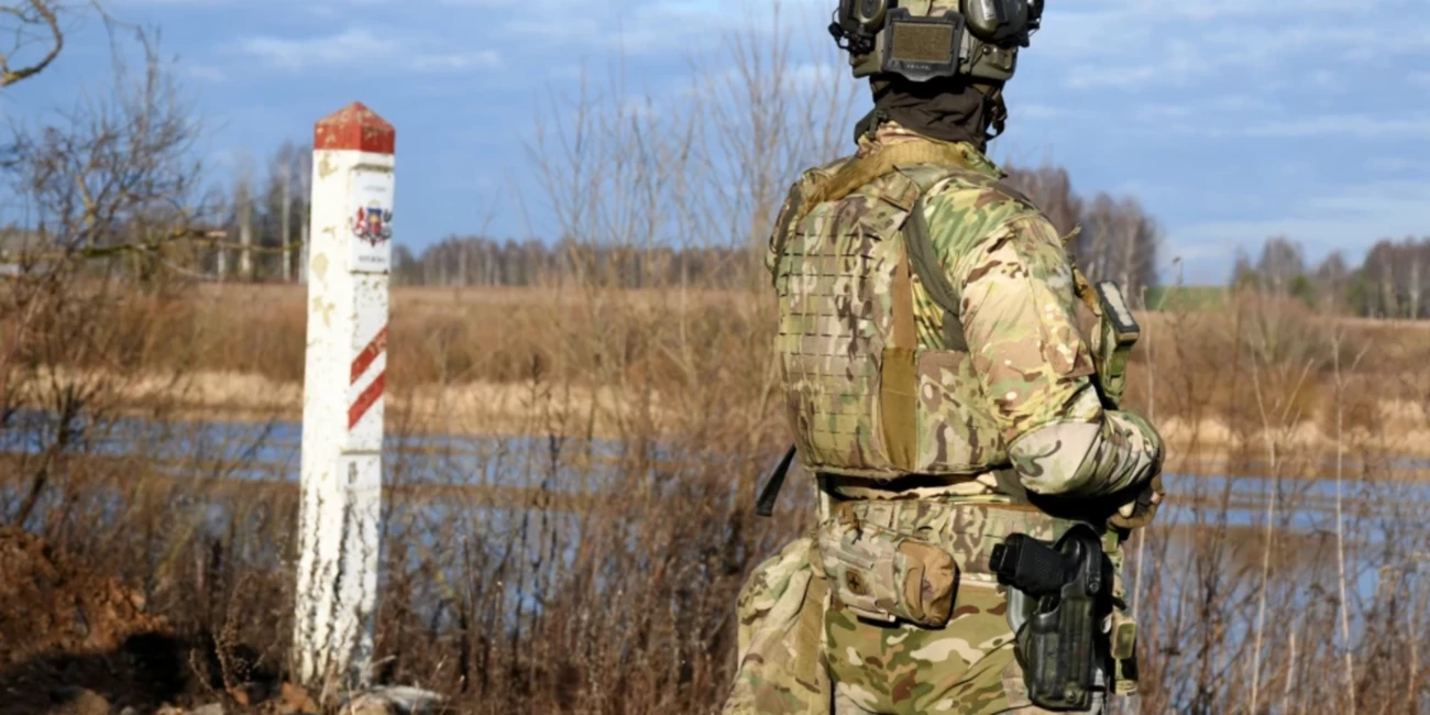 Baltkrievijas dienesti apzināti bojā Latvijas robežas žogu: pieaugs karavīru skaits austrumu pierobežā