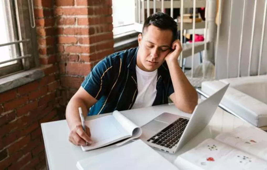 „Bezgalīgā Darba Diena” Nogalina Produktivitāti un Labsajūtu: „Microsoft” Pētījums Atklāj Drūmu Ainu un Meklē Izejas