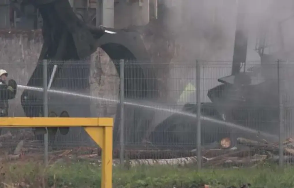 Bolderājā kokapstrādes rūpnīcā izcēlies ugunsgrēks: traktora ritenis aizlidojis 15 metrus