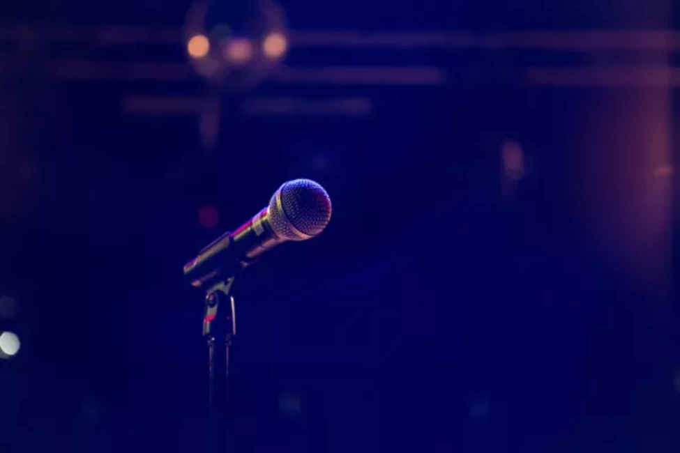 Brūsa Springstīna Mančestras Koncerts: Mūzika Izzūd Politikas Ēnā un Saceļ Fanu Viļņus