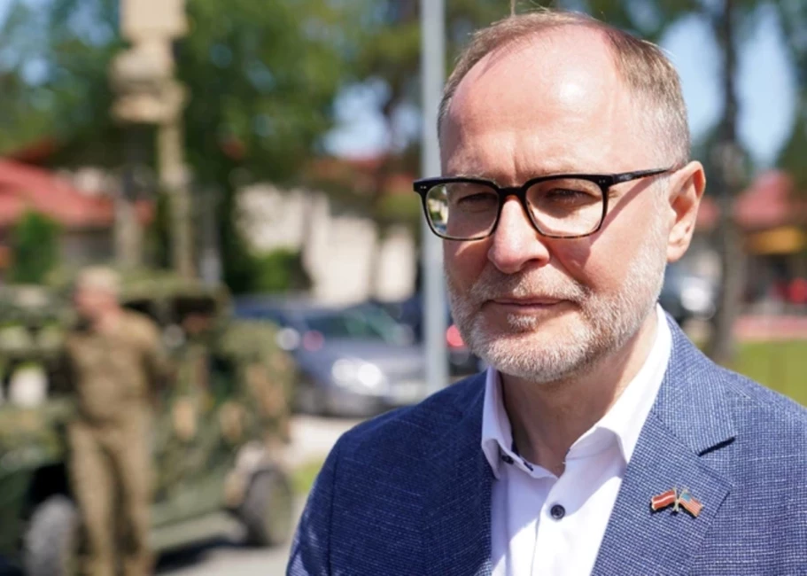 Cerības osta un spēka avots: Aizsardzības ministra Andra Sprūda vizīte Ukrainas karavīru bērnu nometnē Latvijā stiprina solidaritāti un dziedina brūces