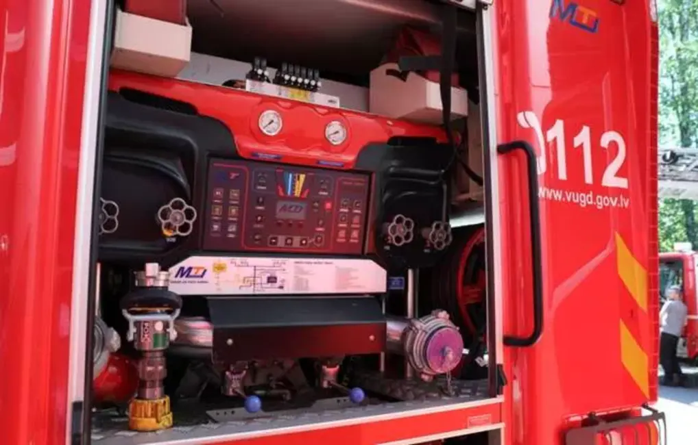 Daugavpilī ugunsgrēkā cietuši divi cilvēki, bojā gājuši papagaiļi