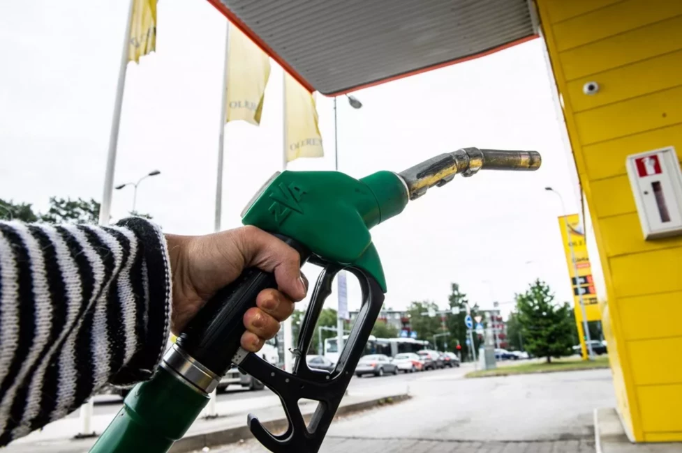 Degvielas Cenu Neapturamais Kāpums Baltijā: Rīga Piedzīvo Visskarbāko Lēcienu
