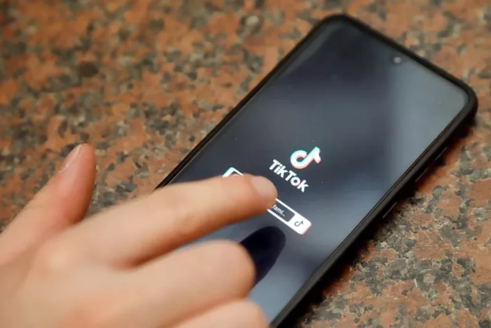 Digitālo Aizkulises: Kāpēc “TikTok” un Citu Sociālo Mediju Datu Drana Draud Latvijas un Pasaules Drošībai?