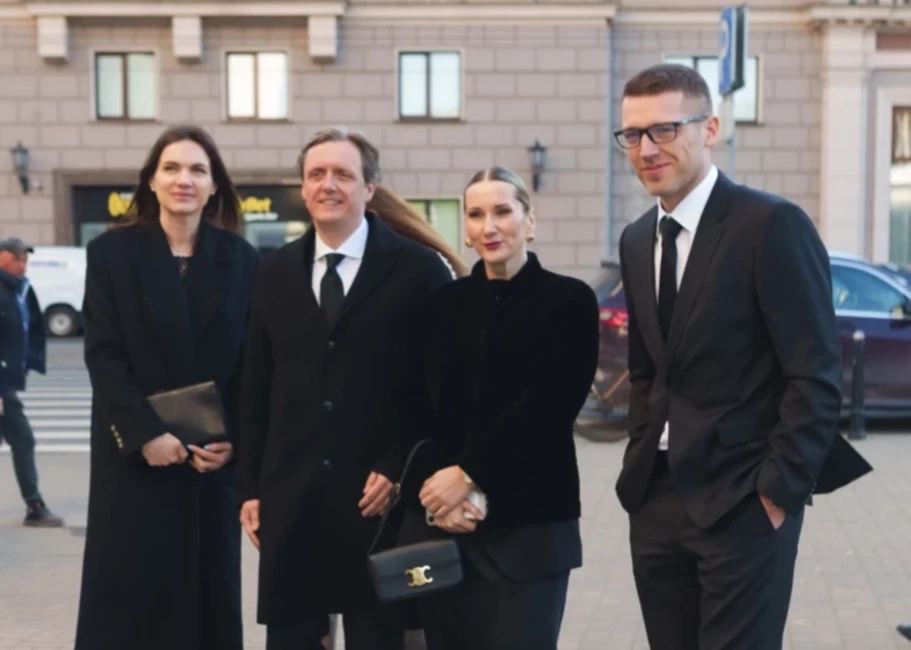 Divas prominences – Ilze Pīlēna un Irīna Pīgozne – ar identiskām “Bottega Veneta” klačām Andra Nelsona koncertā
