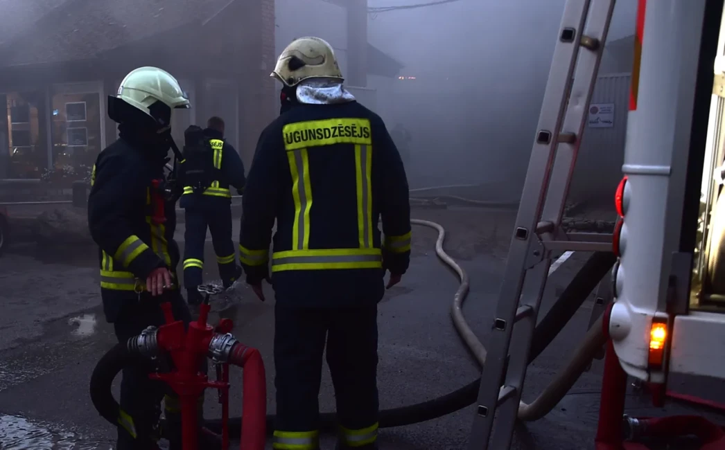 Dramatisks Ugunsgrēks Dobelē: VUGD Pašaizliedzīgi Glābj Dzīvības un Pasargā Īpašumu