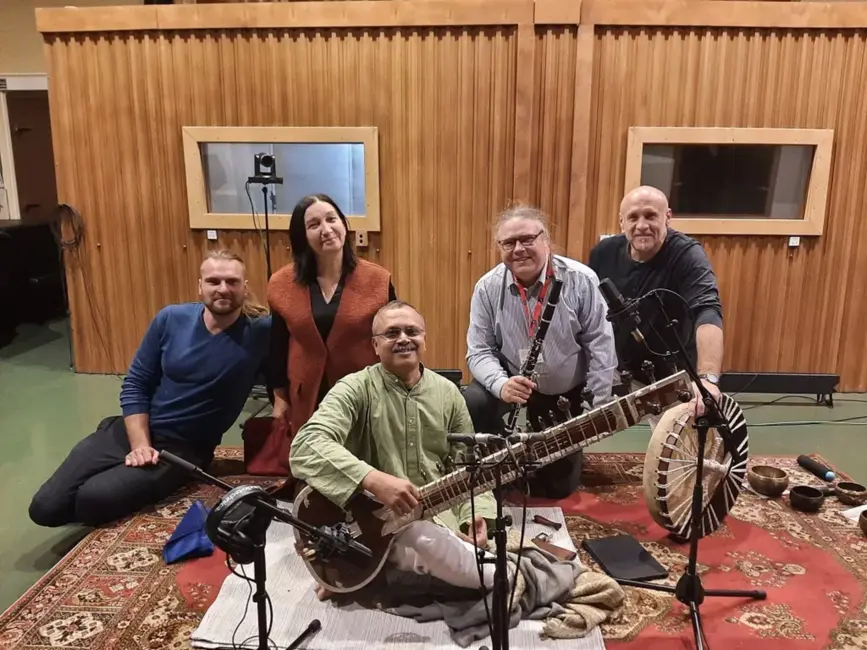 Dvēseles tilti Daugavas krastos: Kā Latgales dziedājumi satiek Indijas rāgas albumā "Daugavas rāgas"