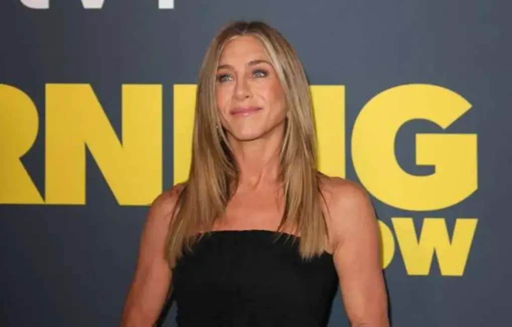 Dženifera Anistone svin Džima Kērtisa dzimšanas dienu un publiski atzīstas mīlestībā