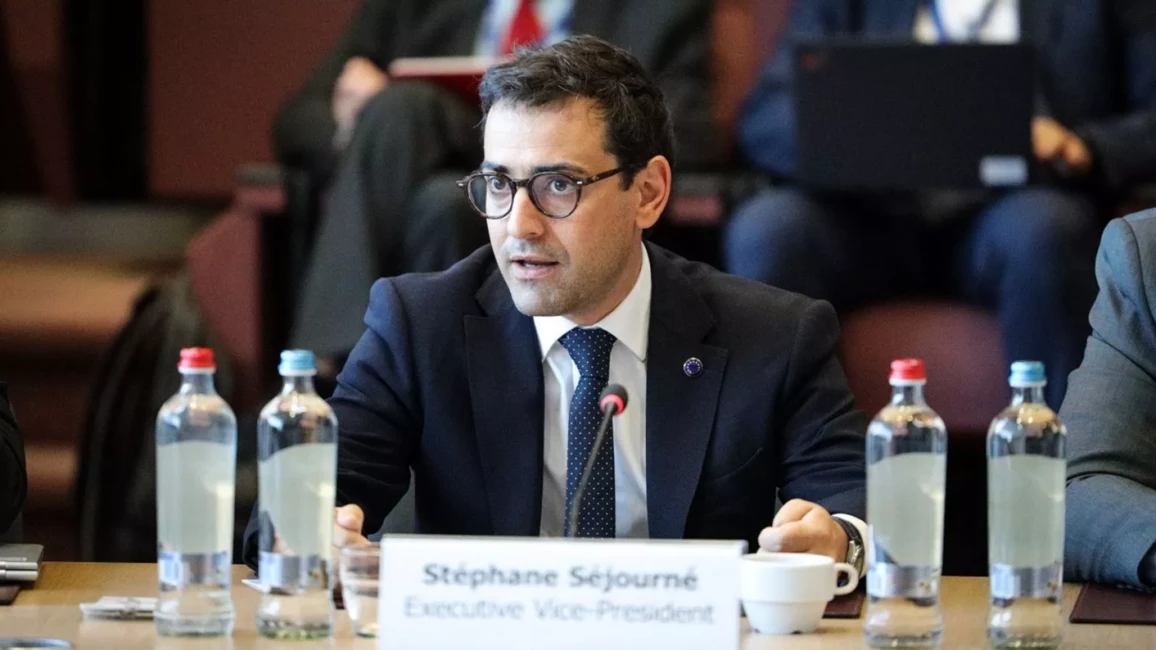 ES Komisija atsauc MI un patentu likumprojektus, saskaroties ar opozīciju un tiesvedību