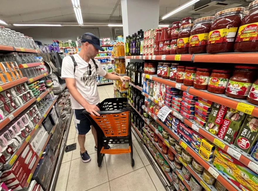 Ekonomikas ministrs Valainis Precizē, Kurām Pārtikas Precēm Drīzumā Jāsamazina Cenas: Cerības un Realitāte Veikalos Šovasar
