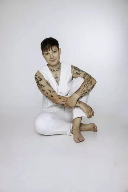 Emilija atklāj sirdi ar jauno dziesmu „Pašam būt” – personīgs stāsts par sevis meklējumiem