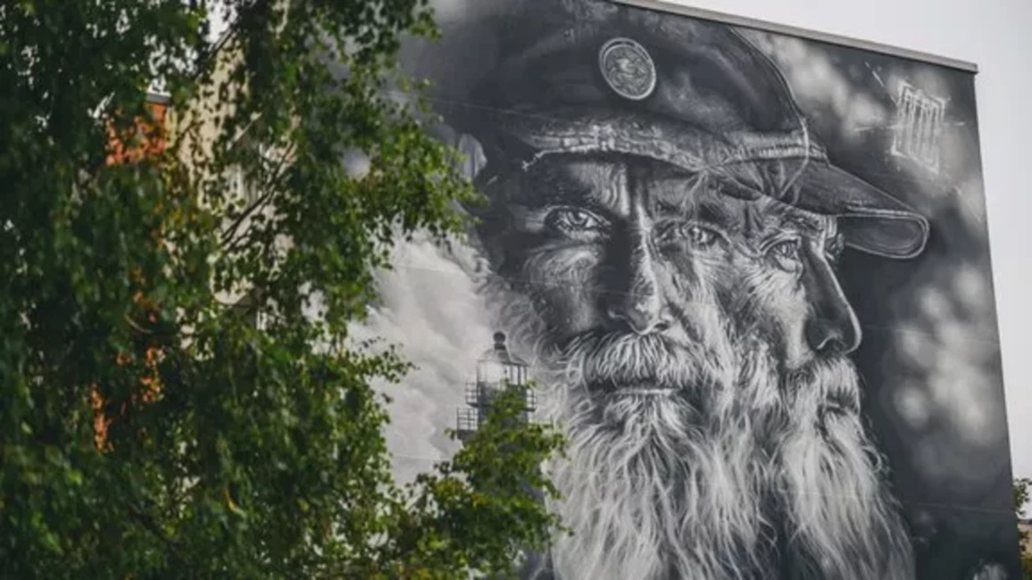 Franču ielu mākslas ģēnija Aéro monumentālais "Sirmgalvis un jūra" atklāj Liepājas 400 gadu jubilejas spēku