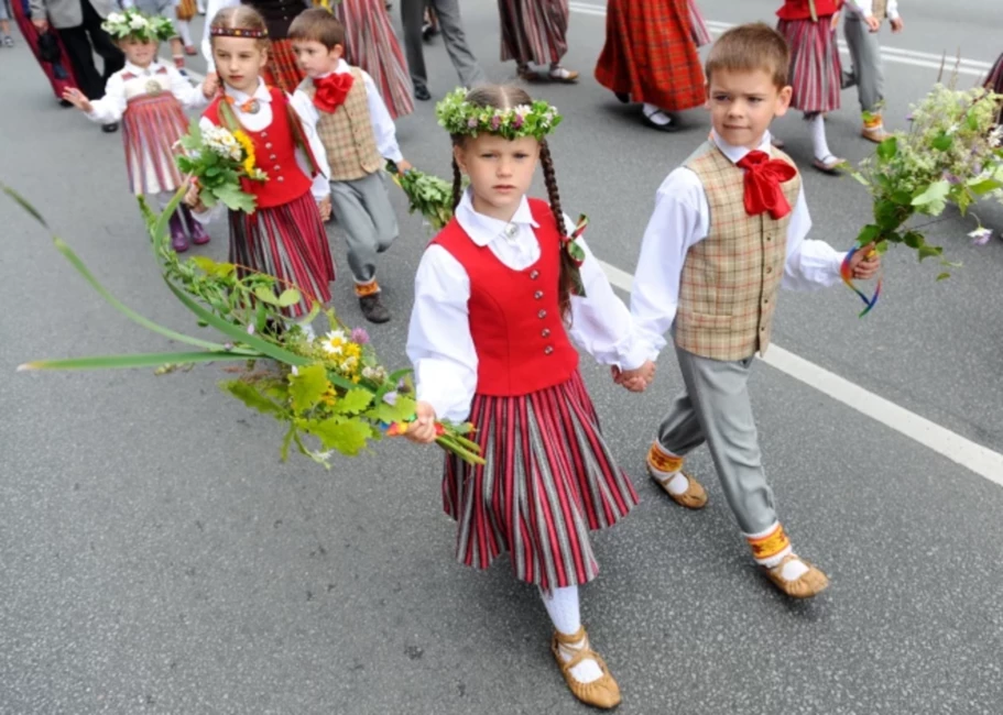 Gatavība Dziesmu un Deju Svētkiem: Kas Jābūt Somā un Kā Neapmaldīties Lielajā Burzmā?
