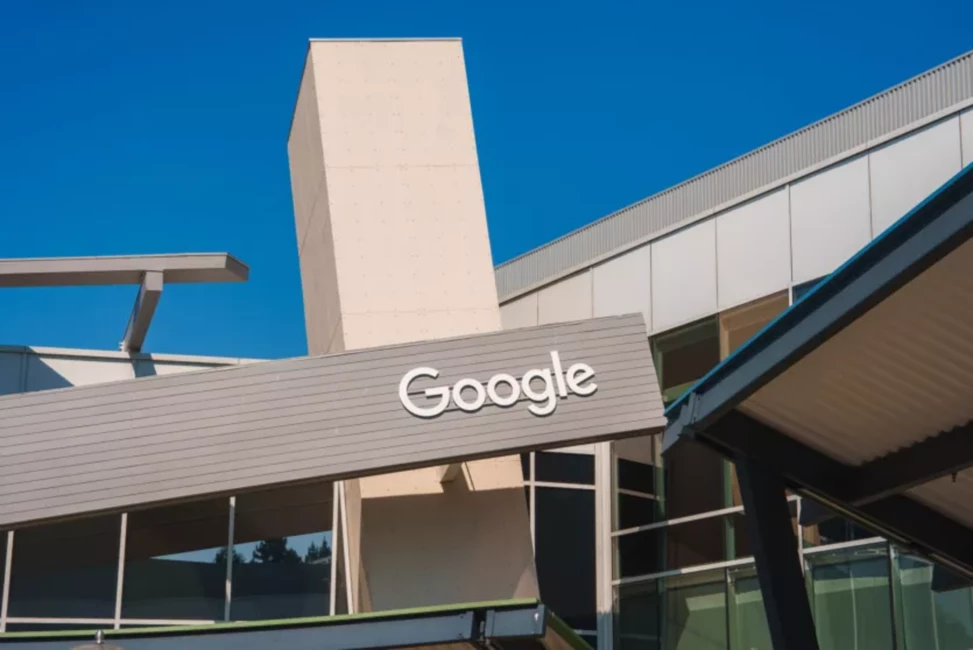 Google ultimāts attālinātajiem darbiniekiem: Atpakaļ birojā vai atlaišana MI investīciju ēnā