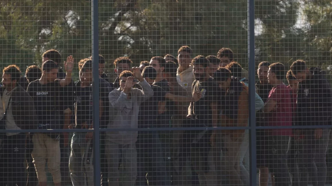 Grieķija aptur patvēruma pieteikumus pēc dramatiska migrantu pieplūduma, izraisot starptautisku nosodījumu