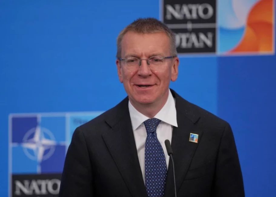 Hāgas Samits Apliecina NATO Dzelžaino Vienotību un Vēsturisko Apņemšanos Stiprināt Aizsardzību