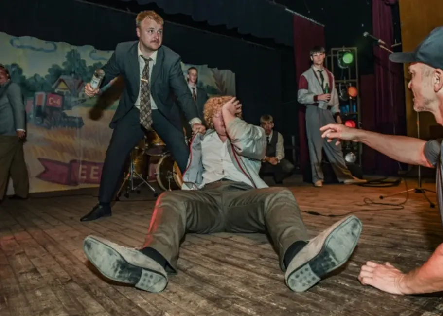 Hārdroks, alkohols un mīlestība: Top jauna Latvijas un Igaunijas kopražojuma komēdija "Ar seju dubļos"