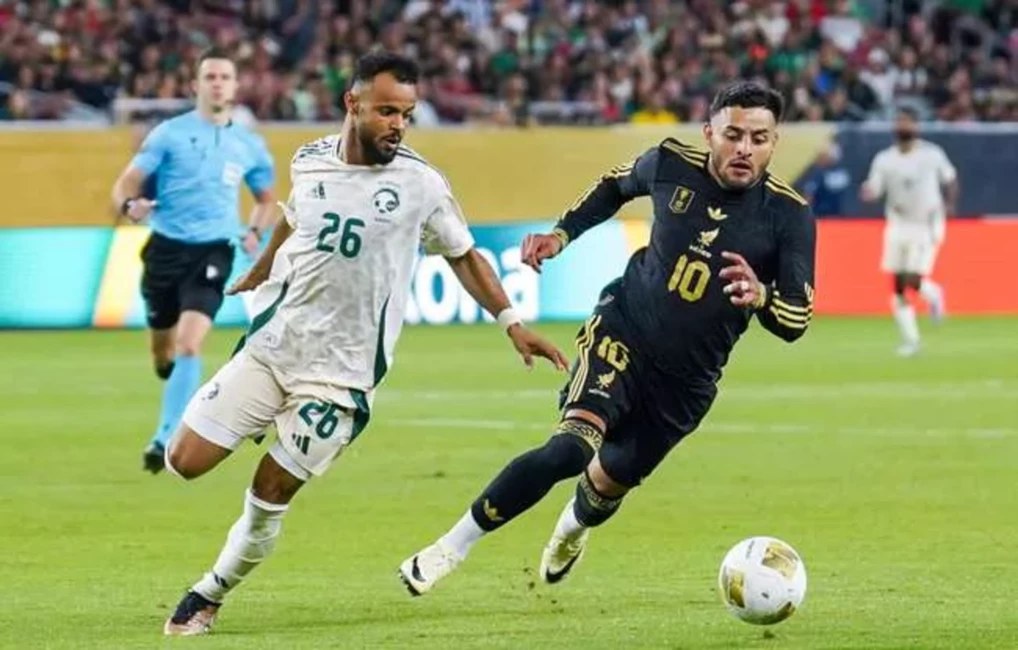 Hondurasa un Meksika Pirmās Sasniedz CONCACAF Zelta Kausa Pusfinālu Dramatiskās Cīņās